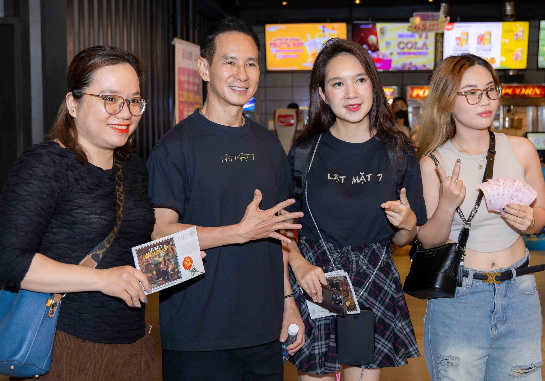 Ο σκηνοθέτης Λι Χάι και ο παραγωγός Μιν Χα του Lat mat 7 αλληλεπιδρούν με το κοινό στην πόλη Χο Τσι Μινχ - Φωτογραφία: Παραγωγός Đạo diễn Lý Hải, nhà sản xuất Minh Hà của Lật mặt 7 giao lưu với khán giả ở TP.HCM - Ảnh: ĐPCC