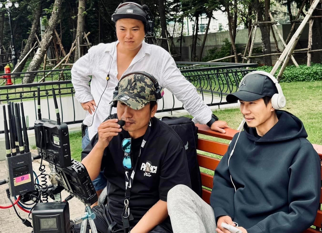 Ο σκηνοθέτης Λι Χάι στα γυρίσματα της ταινίας Lat mat 7 στο Ανόι, μία από τις επαρχίες όπου διαδραματίζεται η ταινία (μαζί με τις επαρχίες Νιν Θουάν, Μπάο Λοκ, Λακ Ντουόνγκ...) - Φωτογραφία: DPCC Đạo diễn Lý Hải trên trường quay Lật mặt 7 tại Hà Nội, một trong các tỉnh thành có bối cảnh của bộ phim (cùng với Ninh Thuận, Bảo Lộc, Lạc Dương, TP.HCM...) - Ảnh: ĐPCC