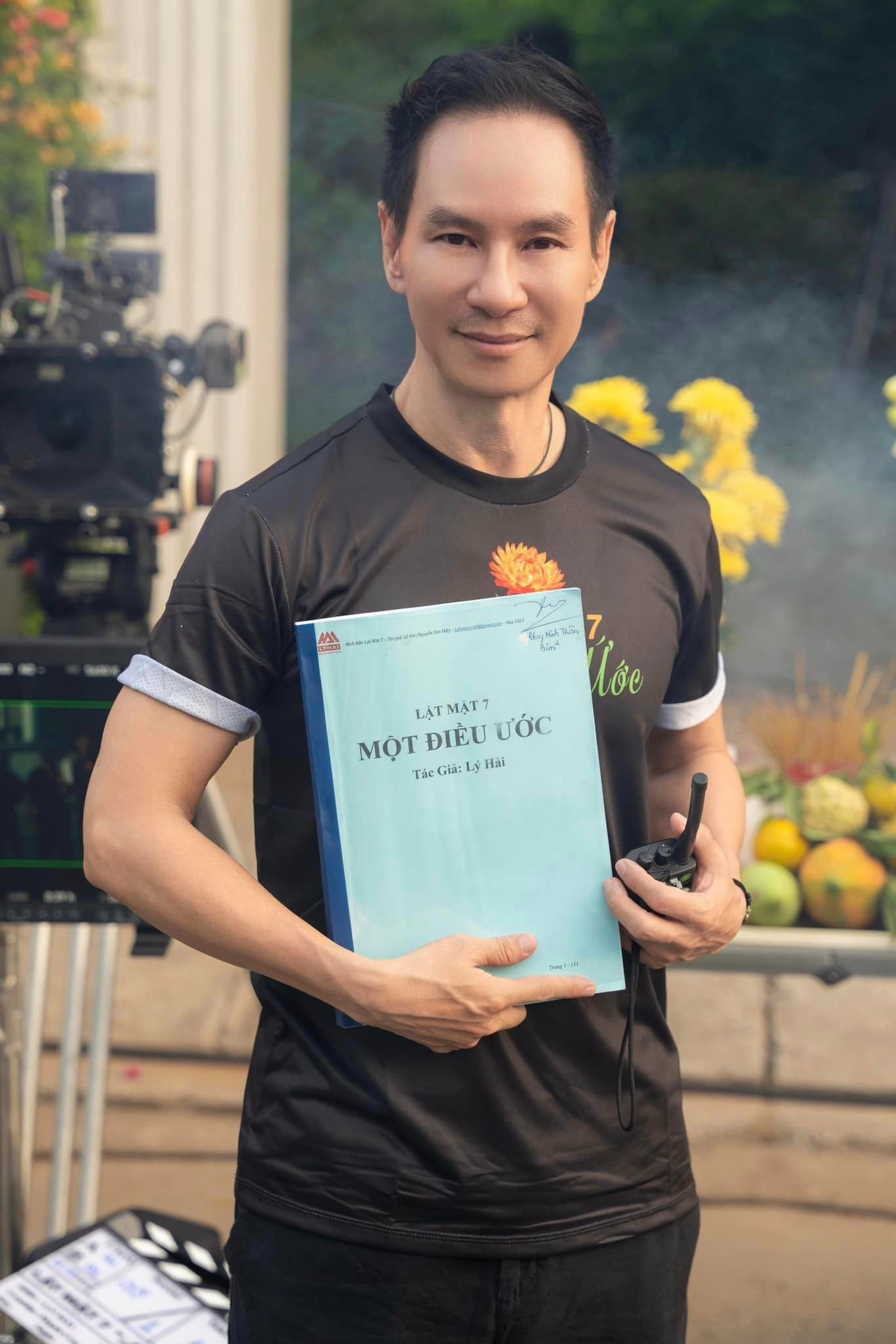 Σκηνοθέτης Ly Hai και το σενάριο της ταινίας Lat mat 7 - Φωτογραφία: Παραγωγός Đạo diễn Lý Hải và kịch bản của phim Lật mặt 7 - Ảnh: ĐPCC