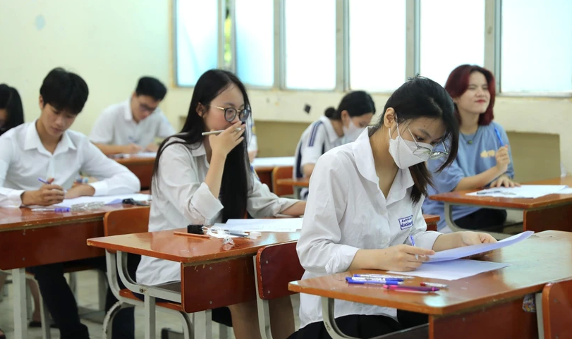 Nguyen Trai Lisesi adayları, 2023 lise mezuniyet sınavında Edebiyat sınavına hazırlanıyor. (Fotoğraf: Hoang Hieu/VNA) Thí sinh chuẩn bị bước vào môn thi ngữ văn trong kỳ thi tốt nghiệp THPT năm 2023 - Ảnh: Hoàng Hiếu/TTXVN