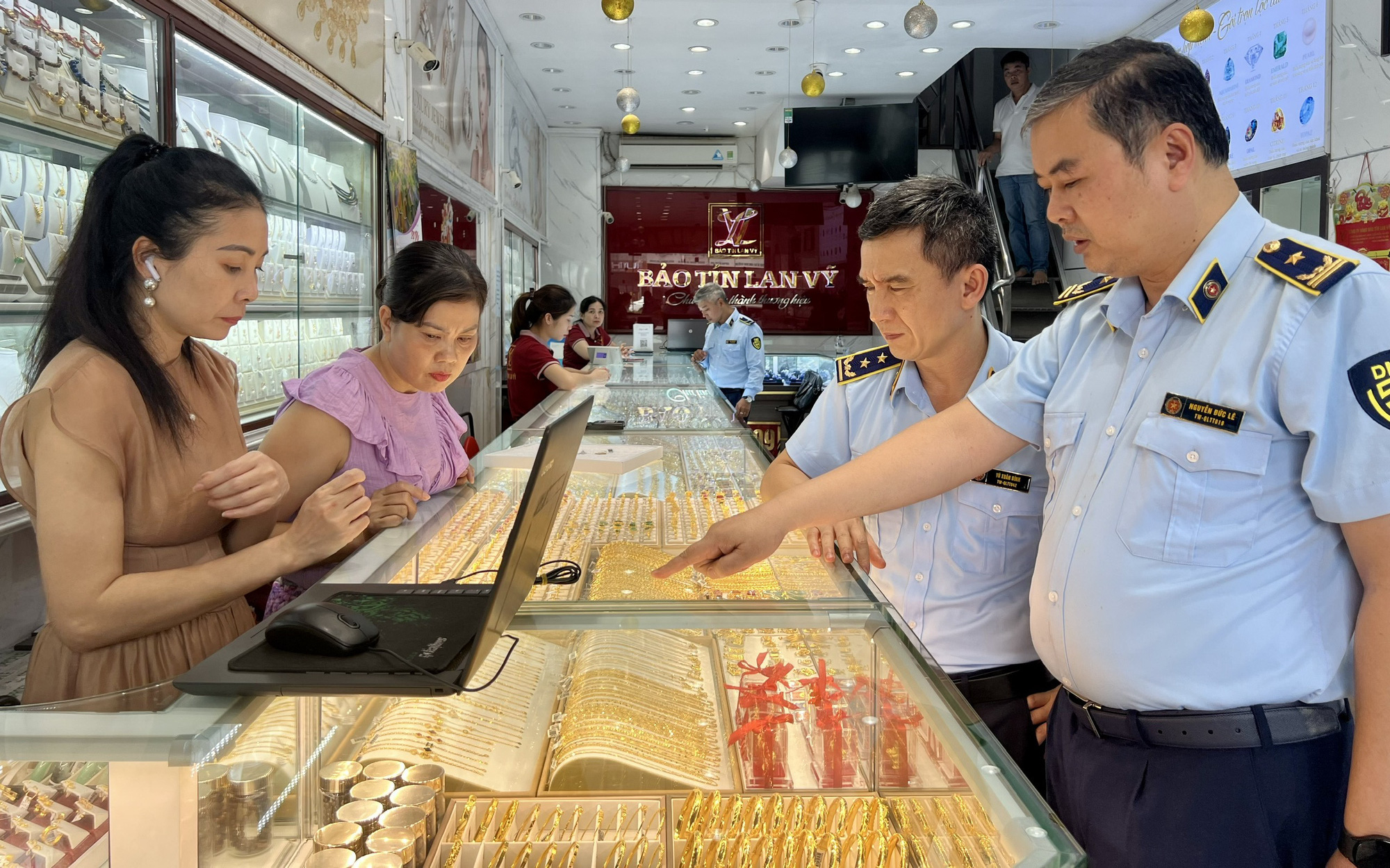Giá vàng miếng SJC cao kỷ lục: 83,5 triệu đồng/lượng- Ảnh 2. Kiểm tra đột xuất, phát hiện kinh doanh vàng không tiêu chuẩn, nhãn hàng trị giá gần 1,5 tỉ đồng