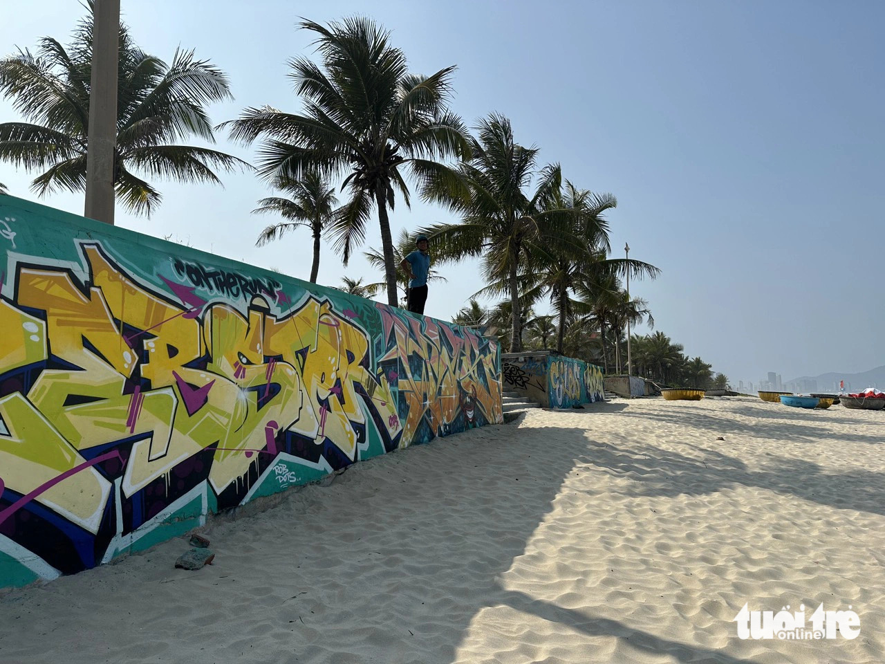 Graffiti bừa bãi, nhếch nhác ở bãi biển Đà Nẵng- Ảnh 1. Nhiều hình vẽ graffiti trên các tường kè ven biển Sơn Thủy