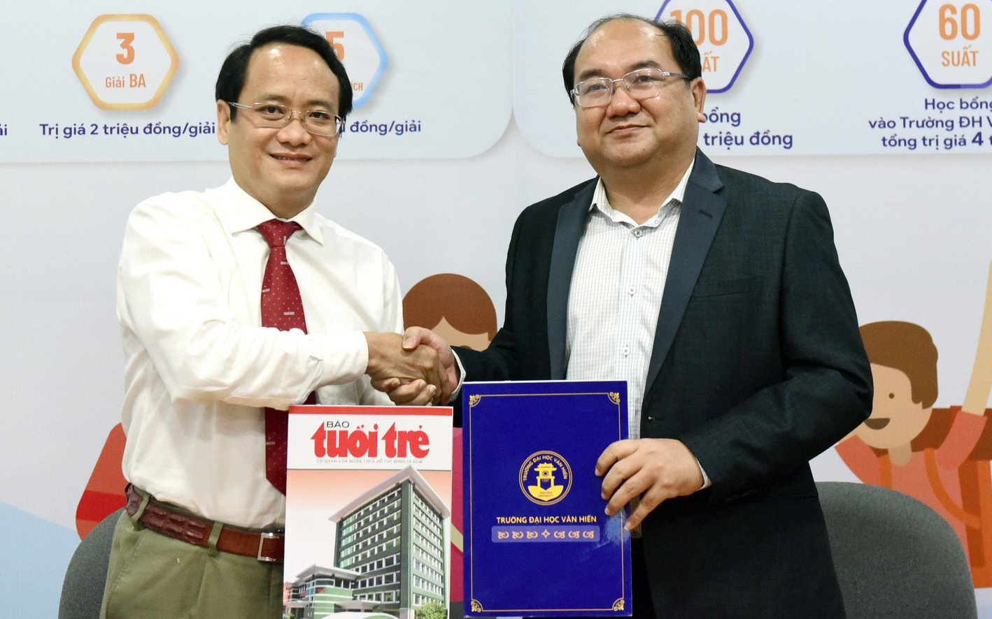 Hơn 5,6 tỉ đồng học bổng Chắp cánh ước mơ chờ tân sinh viên- Ảnh 2. Trường đại học Văn Hiến và báo Tuổi Trẻ trao học bổng