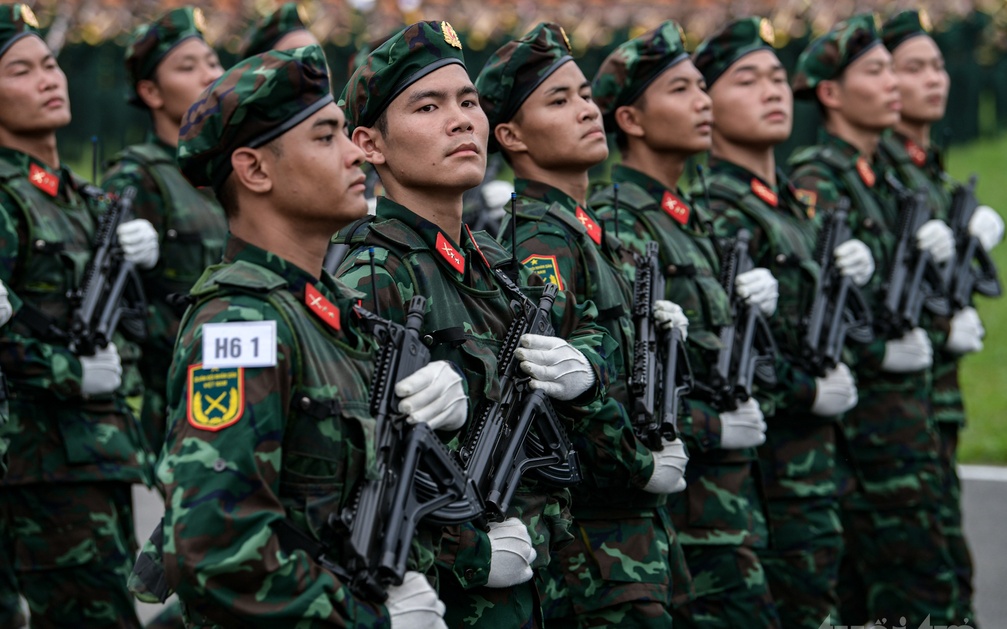 Bóng hồng trên thao trường dịp kỷ niệm 70 năm Chiến thắng Điện Biên Phủ- Ảnh 3. Công an, Quân đội hợp luyện diễu binh, diễu hành kỷ niệm 70 năm Chiến thắng Điện Biên Phủ