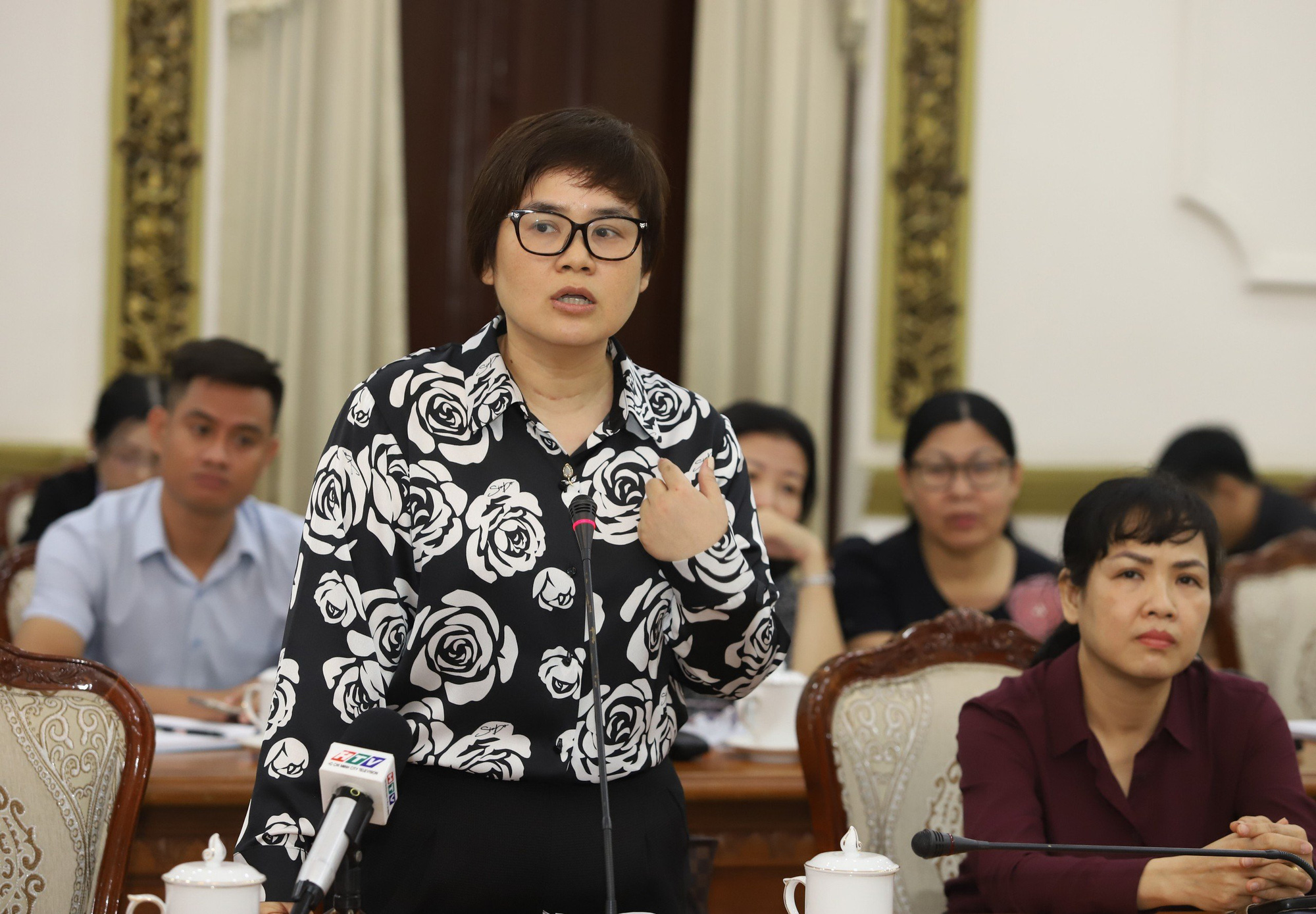Bà Trương Minh Kiều - chủ tịch UBND quận 5 - nêu ý kiến tại hội thảo - Ảnh: T.T.