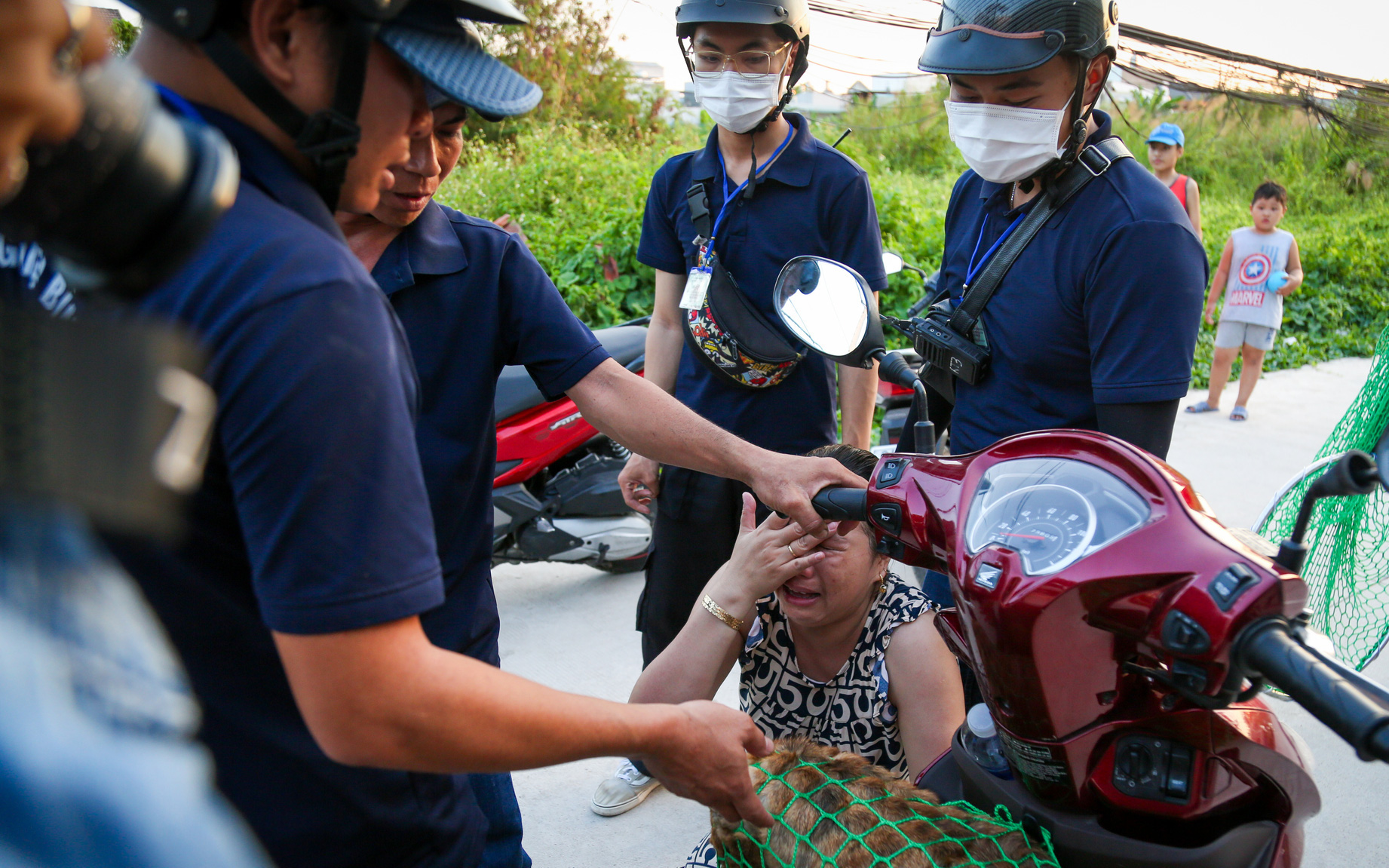 TP.HCM: Chở thú cưng đứng trên xe máy phóng Thấy đội bắt chó thả rông, chủ chó bật khóc nức nở