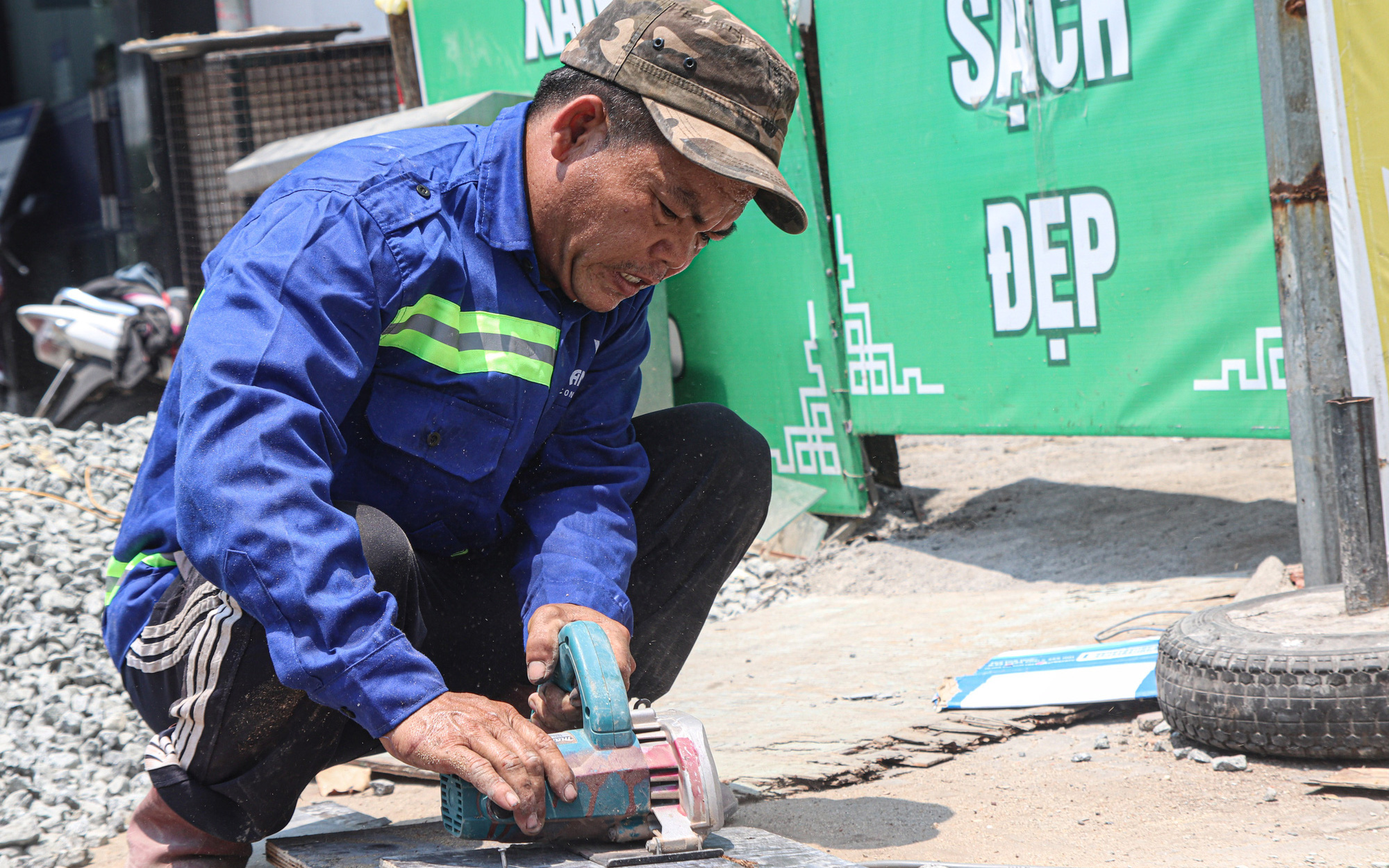 Thời tiết hôm nay 5-4: Nam Bộ và nhiều nơi nắng nóng, Đông Bắc Bộ mưa to- Ảnh 3. Người lao động nghèo oằn mình mưu sinh dưới trời nắng nóng như đổ lửa ở Huế, Đà Nẵng