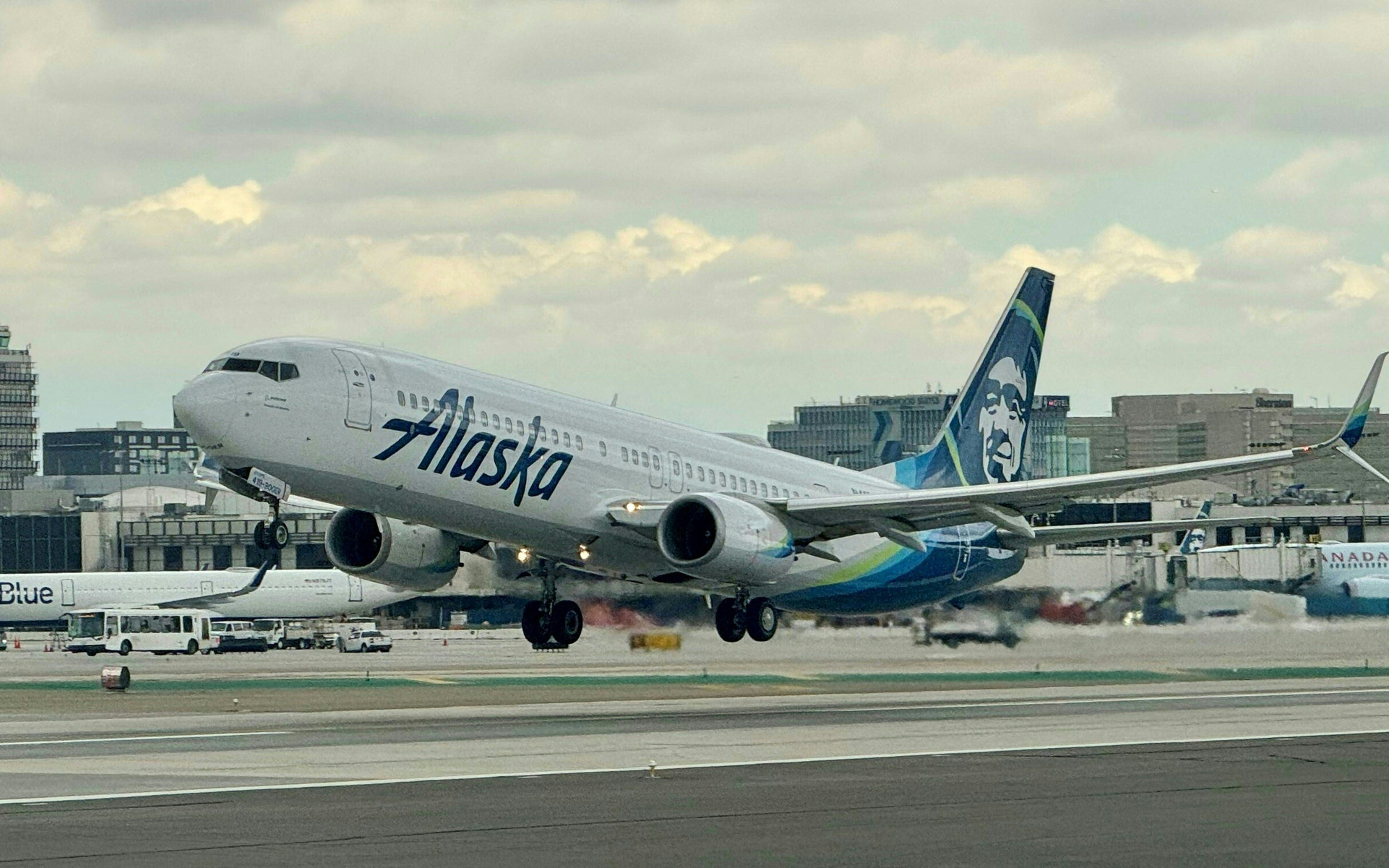 Máy bay của Boeing lại gặp sự cố, lần này cháy động cơ- Ảnh 2. Boeing bồi thường 160 triệu USD cho Alaska Airlines sau sự cố bung cửa trên không