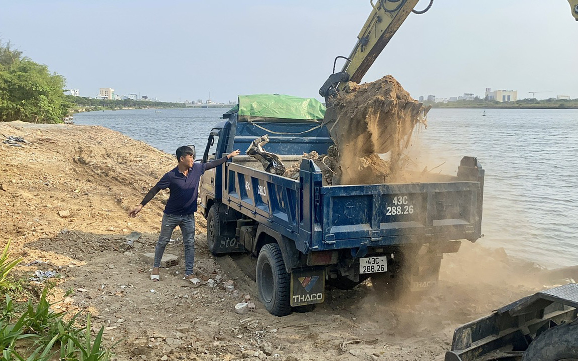 Trả lại hiện trạng ngoài bờ kè sông Hàn đoạn cầu Trần Thị Lý- Ảnh 4. Xà bần đổ lấn sông Hàn gần cầu Trần Thị Lý Đà Nẵng