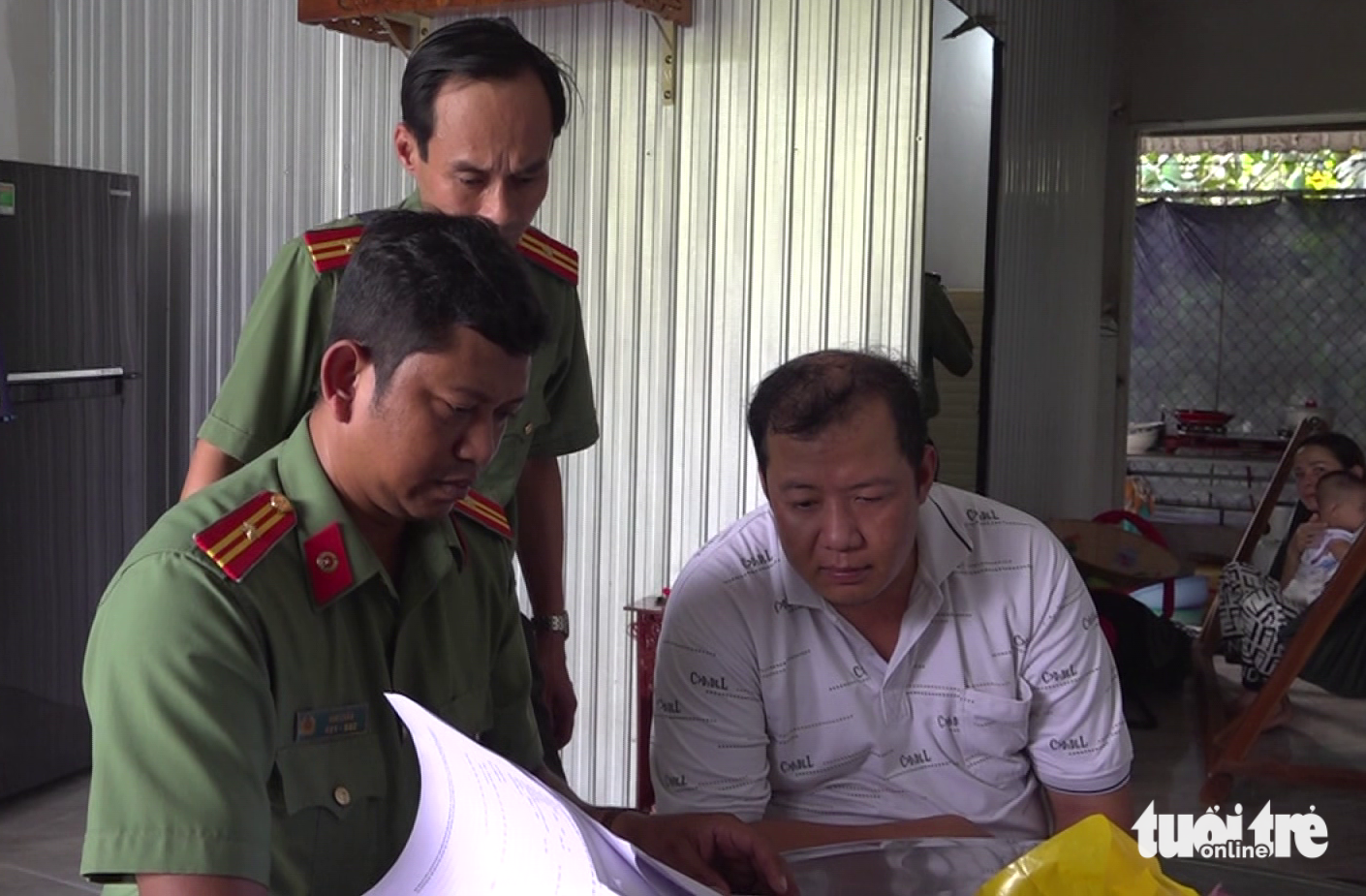 Cơ quan an ninh điều tra Công an tỉnh Trà Vinh làm việc với Nguyễn Minh Hiếu - Ảnh: PHẠM HƠN