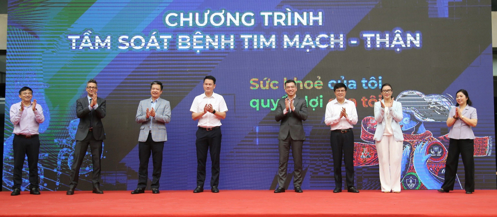 Các đại biểu phát động chương trình Tầm soát bệnh tim mạch - thận - Ảnh: LÂM ĐĂNG HẢI