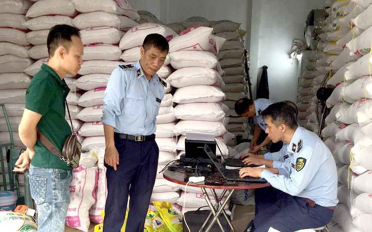 Ông Hồ Quang Cua: Quá mệt mỏi với nạn giả thương hiệu- Ảnh 3. Giả mạo nhãn hiệu gạo ST25 của ông Hồ Quang Cua bán tràn lan