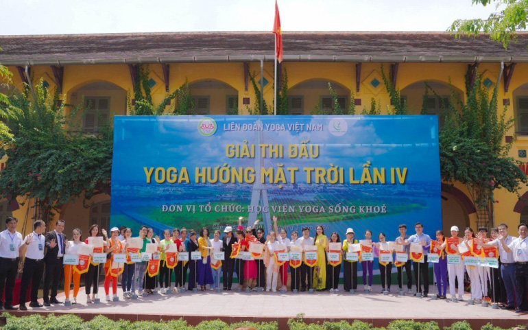 Tiếng cười của bệnh nhân lớp học yoga đặc biệt- Ảnh 9. Khỏe thể chất - khỏe tinh thần cùng Giải thi đấu yoga ‘Hướng mặt trời’