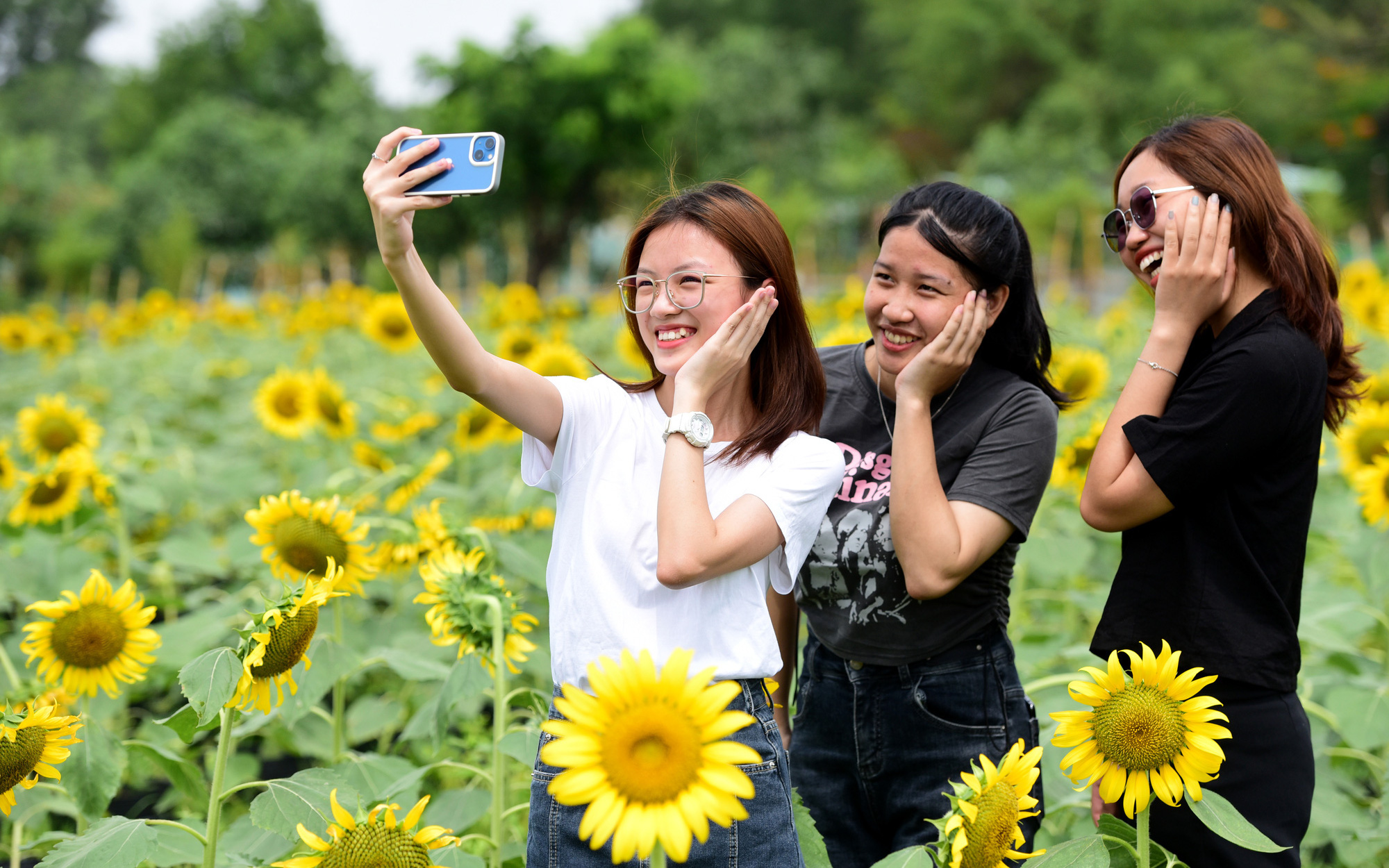 Người lao động 'ngóng' phương án nghỉ lễ 5 ngày liên tục- Ảnh 2. Bộ Nội vụ tán thành đề xuất nghỉ 5 ngày liên tục dịp lễ 30-4 và 1-5