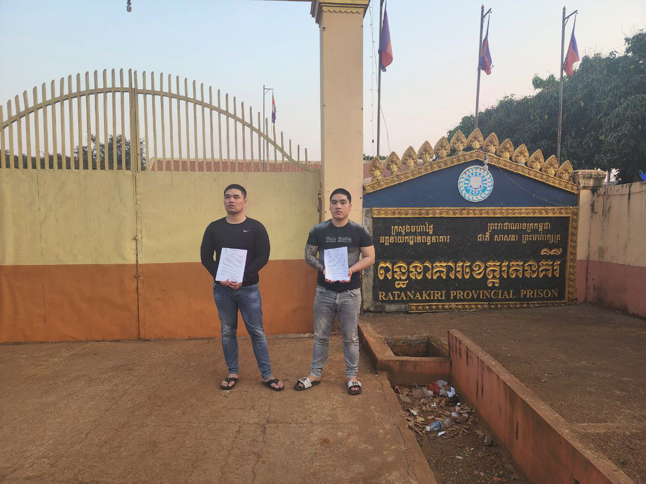 Anh em tốt mượn xe máy, điện thoại rồi trốn đến tận Campuchia - Ảnh 2.