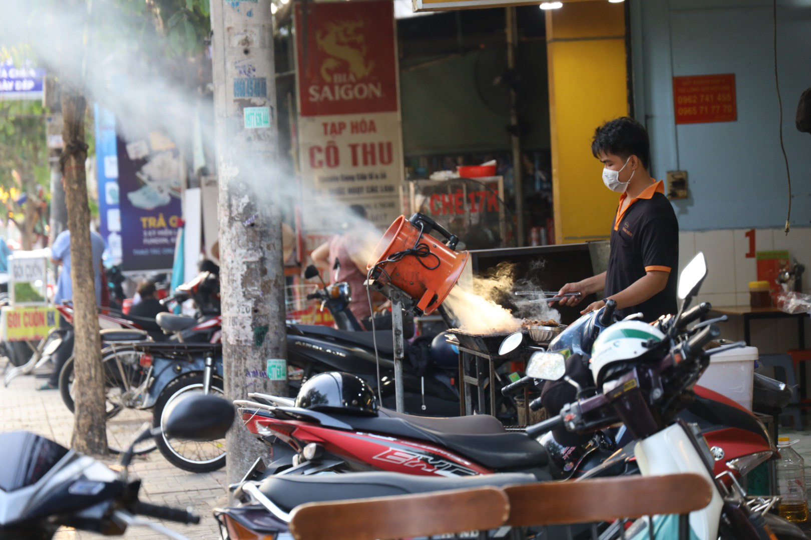 Ám ảnh khói nướng: Không riêng TP.HCM, Bangkok cũng 'đau đầu'- Ảnh 3. Ám ảnh khi đi qua những con đường ngập chìm trong khói nướng