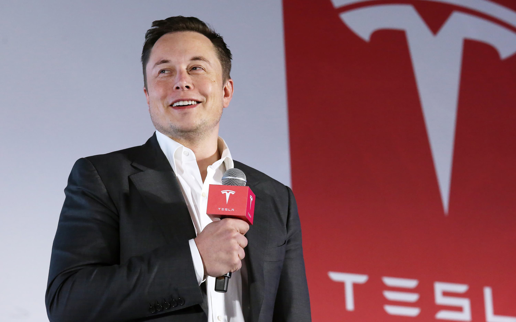 Elon Musk bất ngờ thăm Trung Quốc- Ảnh 2. Elon Musk tuyên bố sắp trình làng taxi tự lái của Tesla