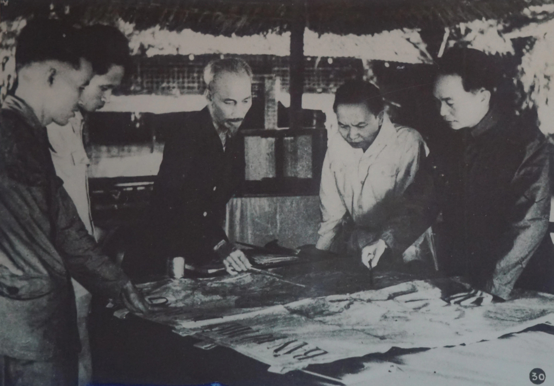 Chủ tịch Hồ Chí Minh cùng các đồng chí Trường Chinh, Phạm Văn Đồng, Võ Nguyên Giáp họp quyết định mở chiến dịch Điện Biên Phủ năm 1954 - Nguồn: Trung tâm lưu trữ Quốc gia III Chủ tịch Hồ Chí Minh cùng các đồng chí Trường Chinh, Phạm Văn Đồng, Võ Nguyên Giáp họp quyết định mở chiến dịch Điện Biên Phủ năm 1954 - Nguồn: Trung tâm Lưu trữ quốc gia III