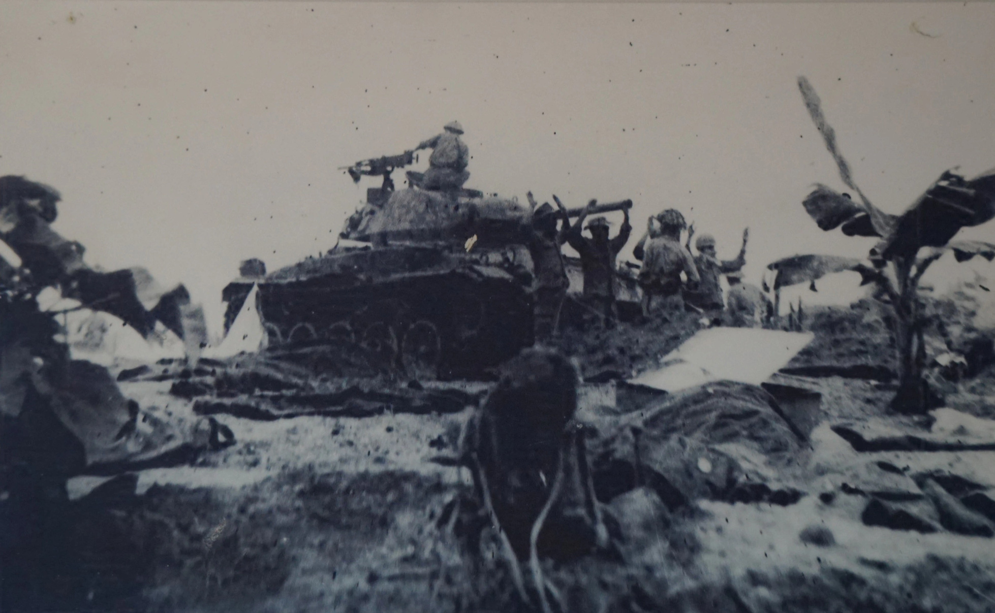 Bộ đội ta chiếm xe tăng của Pháp, tất cả binh lính trên xe xin hàng, năm 1954 