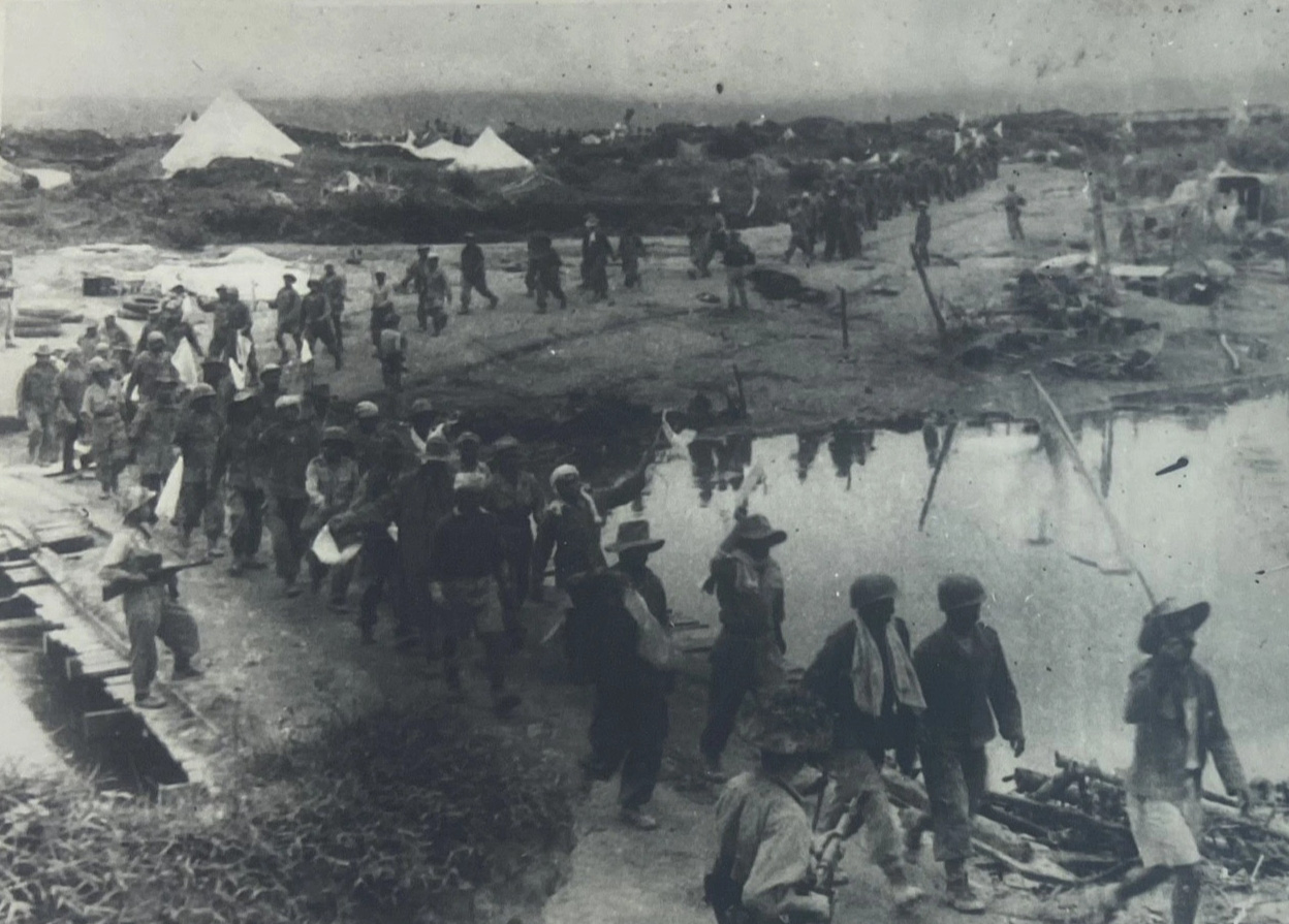 Lính Pháp vẫy cờ trắng đầu hàng năm 1954 