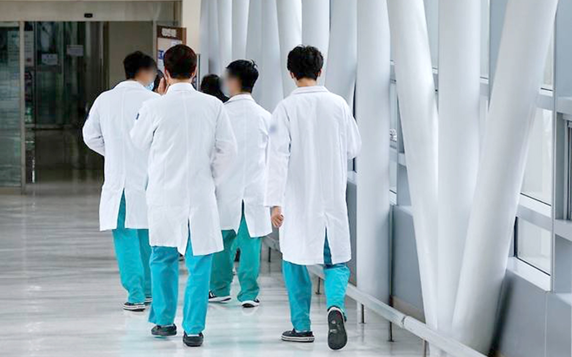 Khủng hoảng y tế ở Hàn Quốc: Bệnh nhân lo lắng sau vụ 'tử vong vì bị 6 bệnh viện từ chối'- Ảnh 3. Khủng hoảng y tế Hàn Quốc vẫn ở ngõ cụt