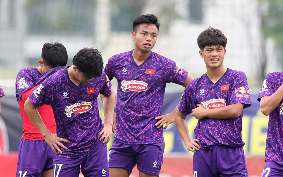 U23 Việt Nam cho thủ môn lên tập chiến thuật cùng cầu thủ- Ảnh 6. U23 Việt Nam bở hơi tai trong buổi đầu tập luyện