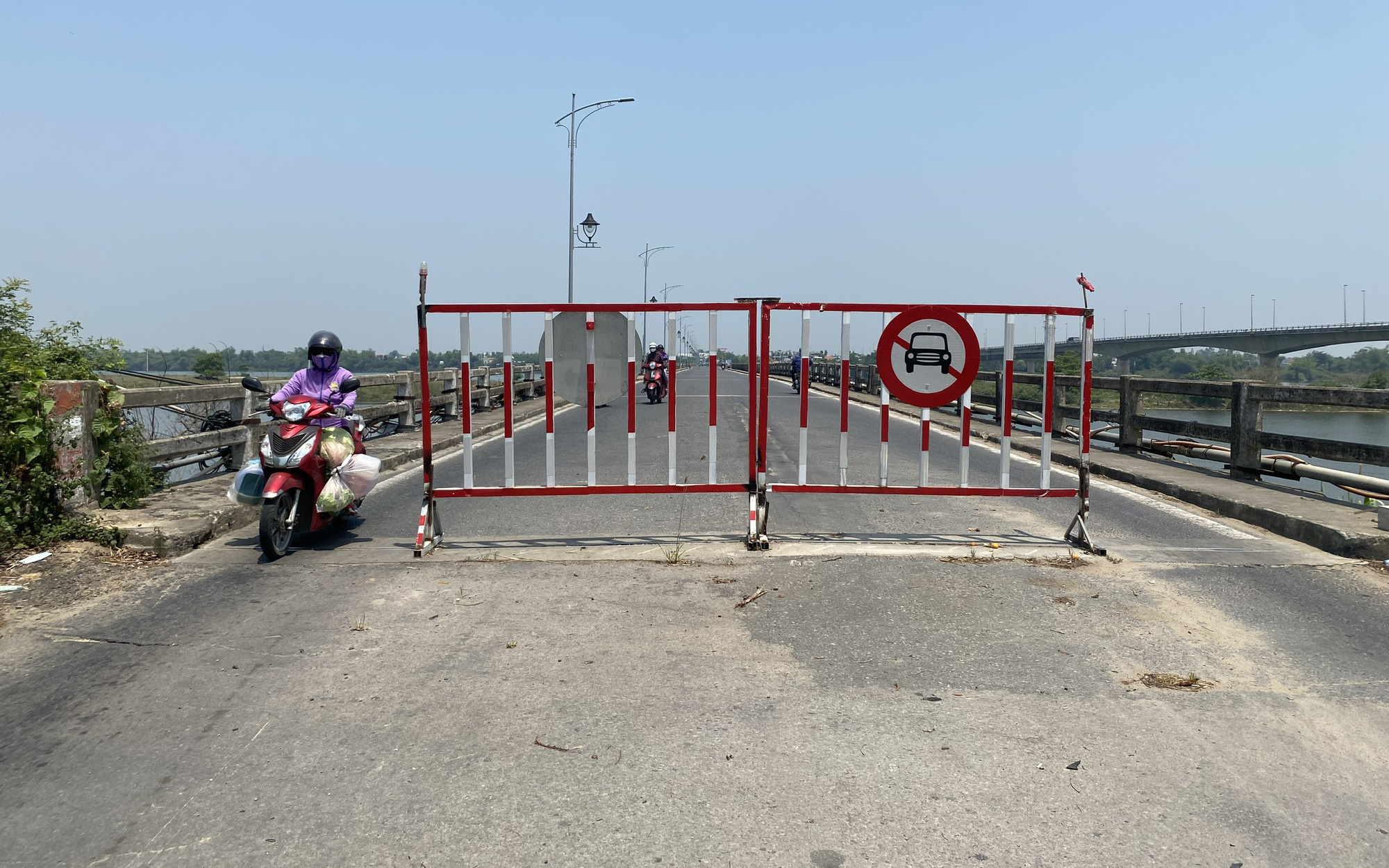 Phố đặc sản bê thui Cầu Mống chờ cầu Câu Lâu sửa xong để hồi sinh- Ảnh 8. Con đường ẩm thực bê thui Cầu Mống lừng danh nay vắng hoe do đâu?