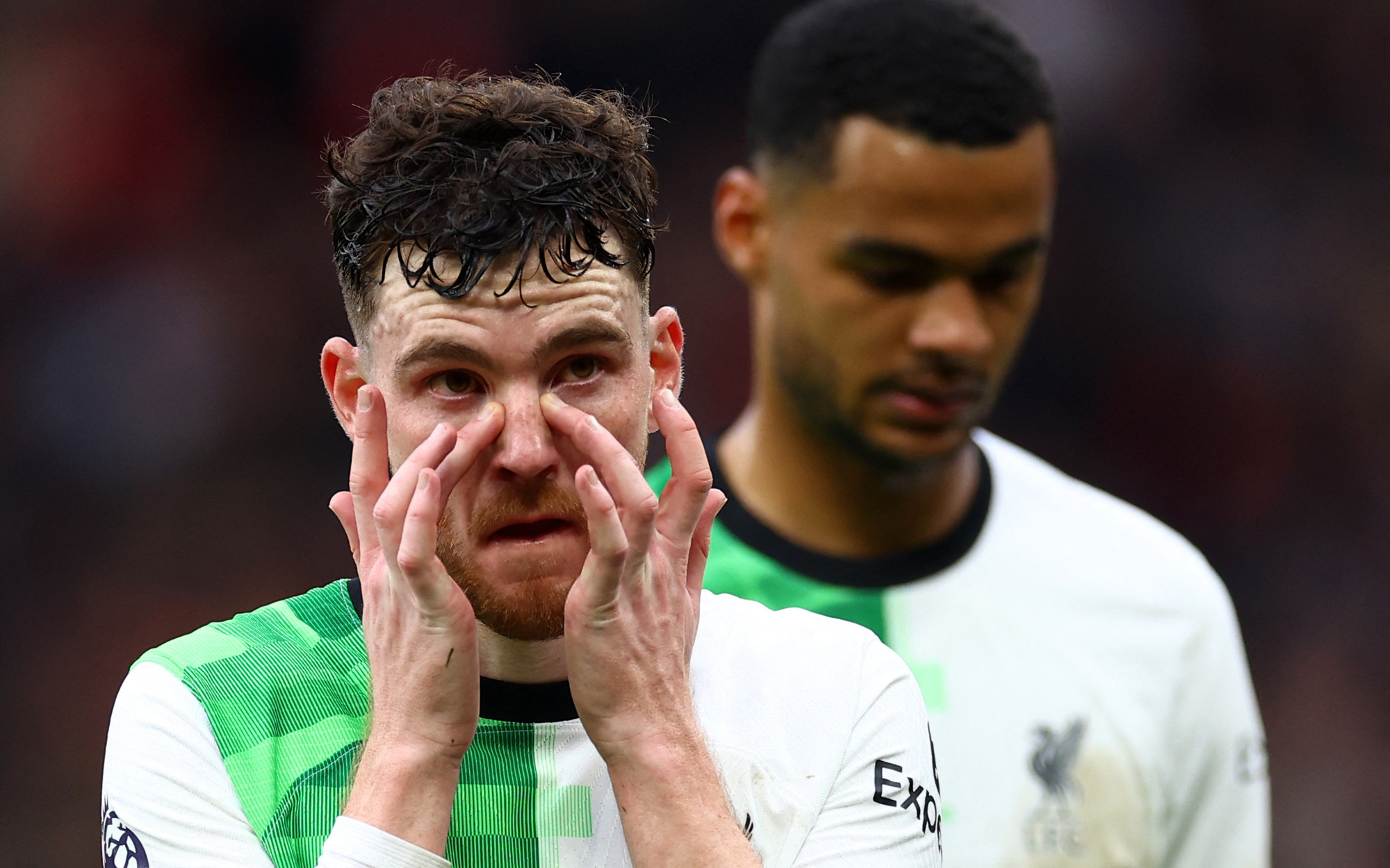 CĐV Man United tự chê đội nhà 'không biết đá bóng'- Ảnh 2. Hòa Man United, Liverpool mất ngôi đầu bảng vào tay Arsenal