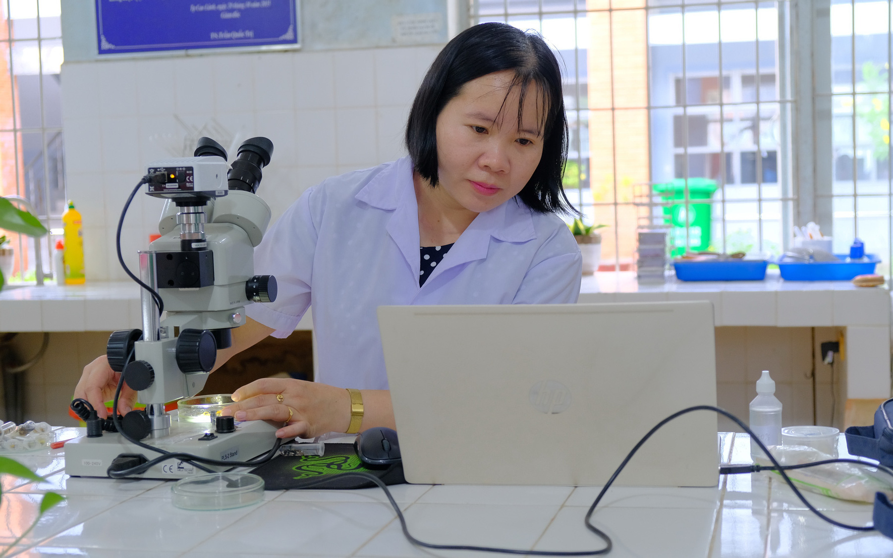 Nữ tiến sĩ đam mê thần kinh học- Ảnh 3. Nữ tiến sĩ mê nghiên cứu côn trùng, chỉ bà con làm nông nghiệp xanh