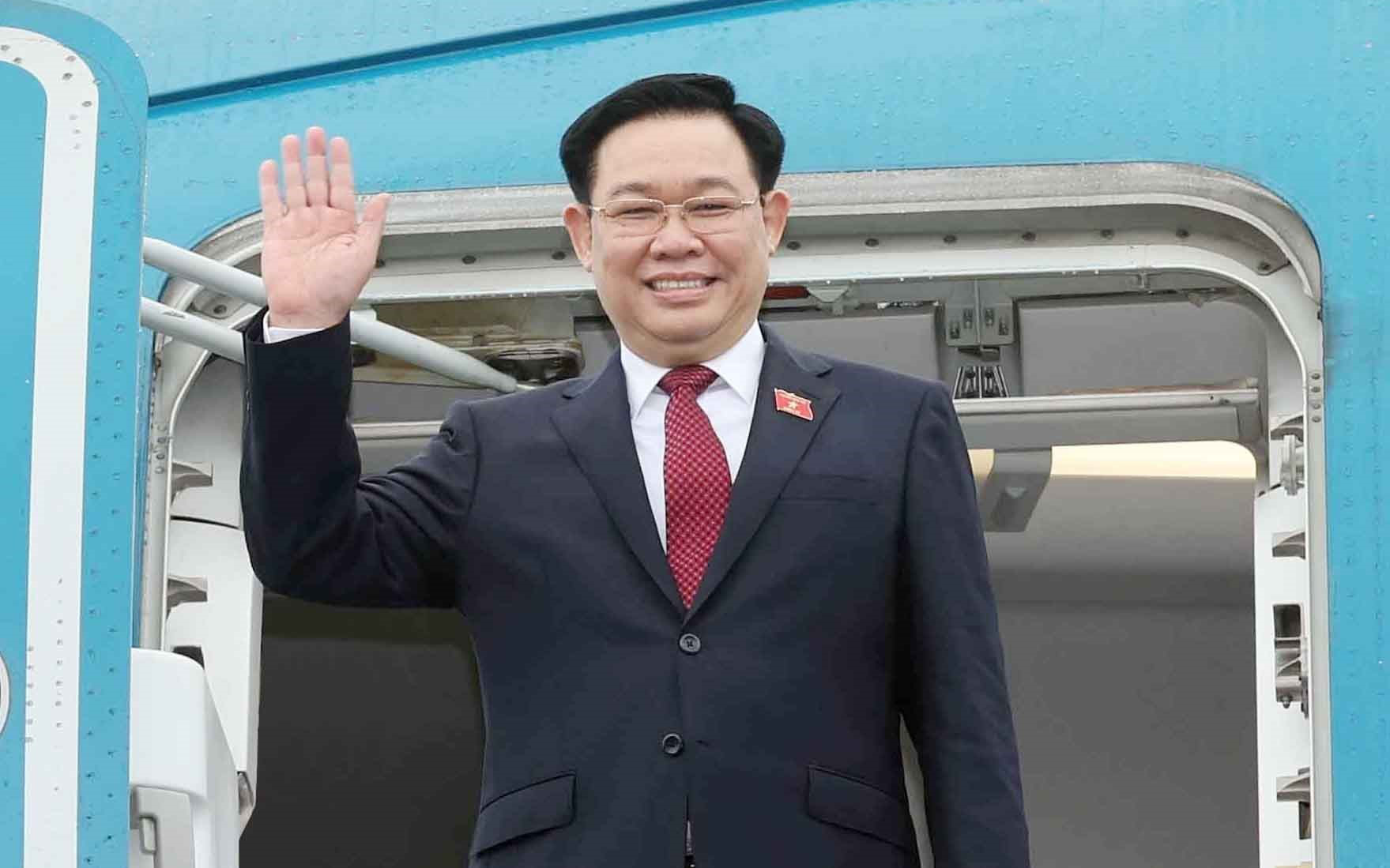 Chủ tịch Quốc hội Vương Đình Huệ hội kiến Tổng bí thư, Chủ tịch nước Trung Quốc Tập Cận Bình- Ảnh 2. Chủ tịch Quốc hội Vương Đình Huệ lên đường thăm Trung Quốc