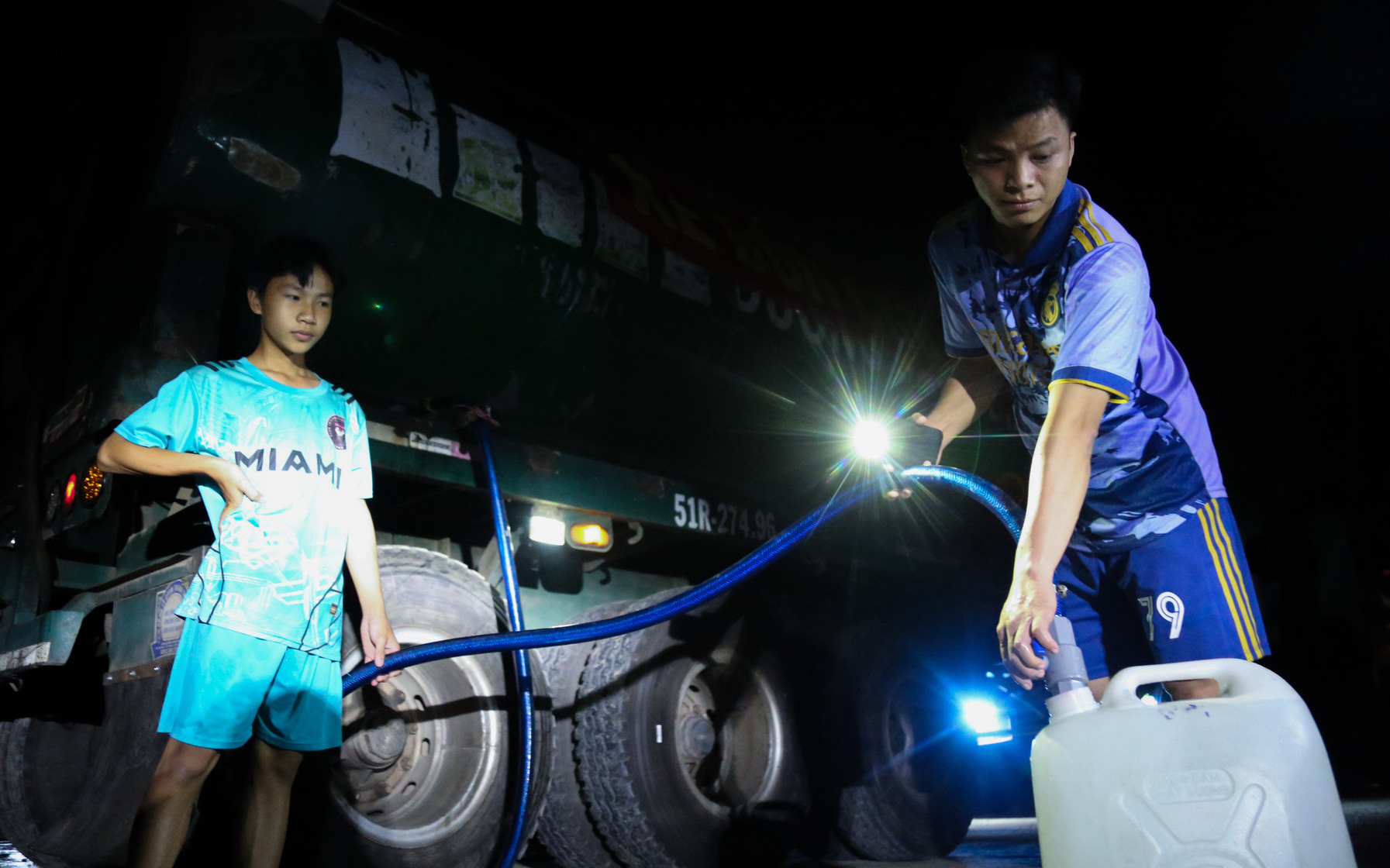 Xã đảo ở Quảng Nam 'khát' nước sạch, than giá nước công ty cấp thoát nước lại quá cao - Ảnh 2.