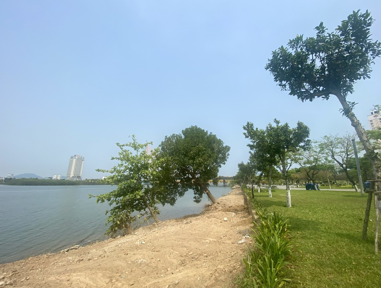 Đã xúc lớp giá hạ đổ trên nền đất cũ ngoài bờ kè sông Hàn- Ảnh 2.