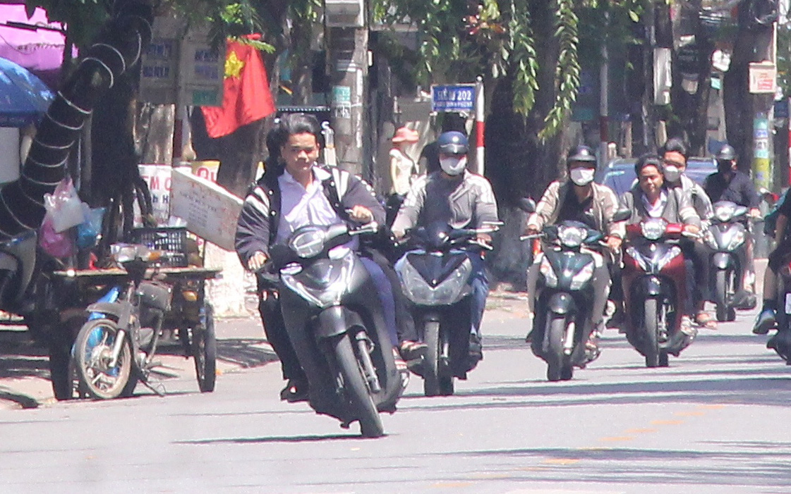 Cứ đến tối 'quái xế' lại nẹt pô ầm ĩ, quậy phá suốt đêm- Ảnh 9. Người dân ủng hộ công an hóa trang, ghi hình bắt quái xế