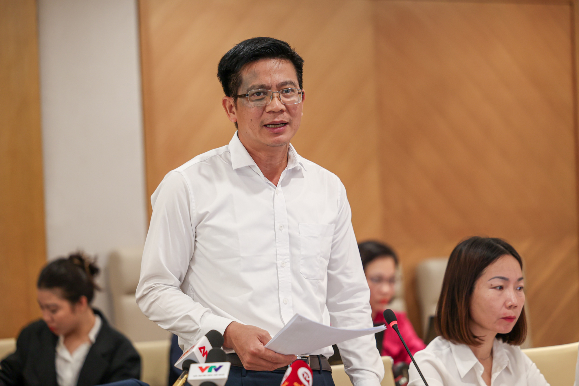 Ông Lê Văn Tuấn, cục trưởng Cục Tần số vô tuyến điện, cho biết doanh nghiệp viễn thông đấu giá thành công băng tần sẽ có tần số để triển khai lưu thông băng rộng - Ảnh: MINH SƠN
