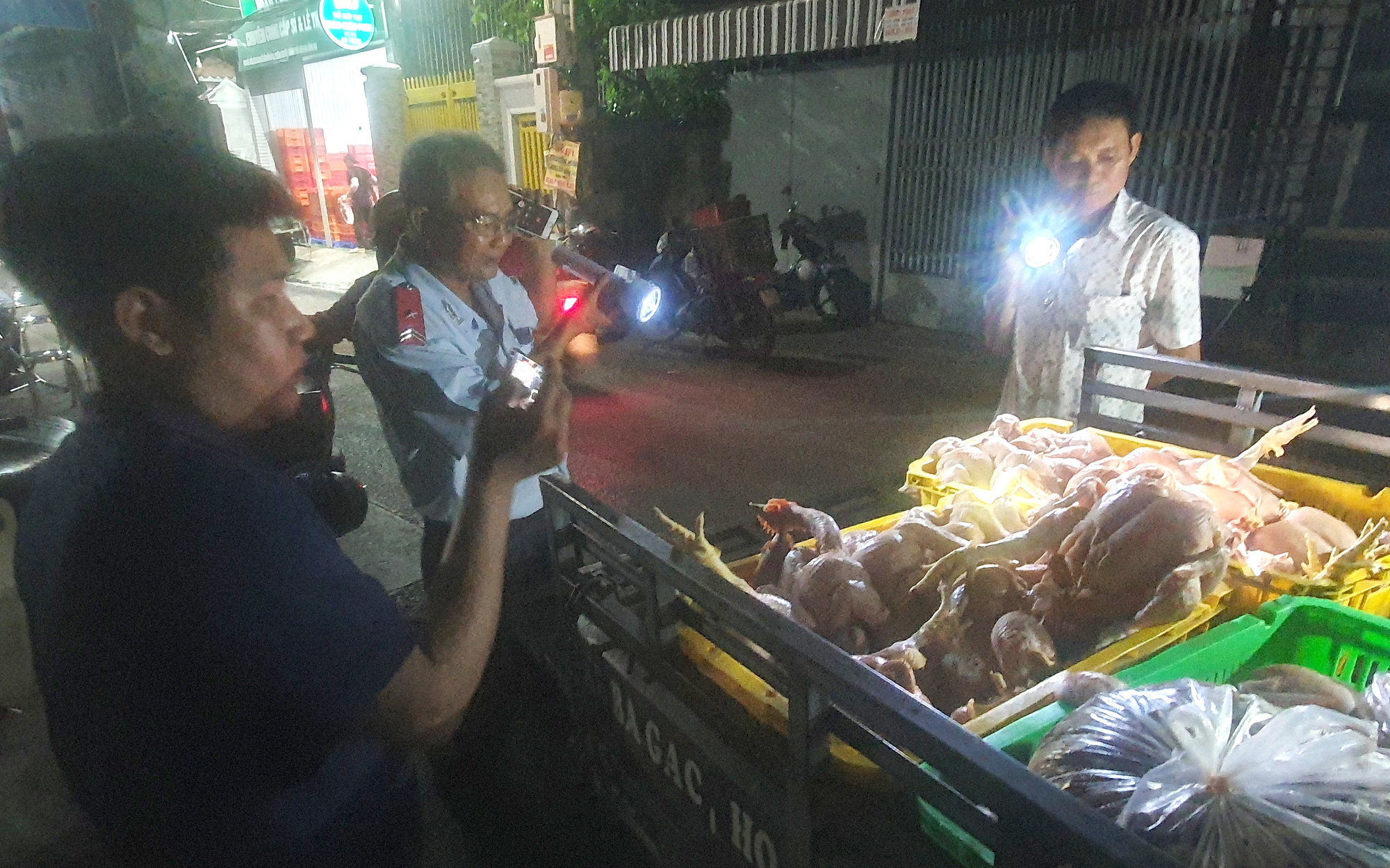 Loạt quán cơm gà ở Nha Trang đóng cửa sau các vụ ngộ độc thực phẩm- Ảnh 4. Nhiều vụ ngộ độc sau ăn thịt gà, cẩn thận gà thải nhiều nước cấm nhưng Việt Nam vẫn có