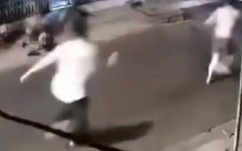 Tranh luận gay gắt chuyện đưa chó, mèo vào quán xá- Ảnh 2. Án mạng ở quận Bình Tân từ mâu thuẫn nuôi chó: Camera ghi nhận gì?
