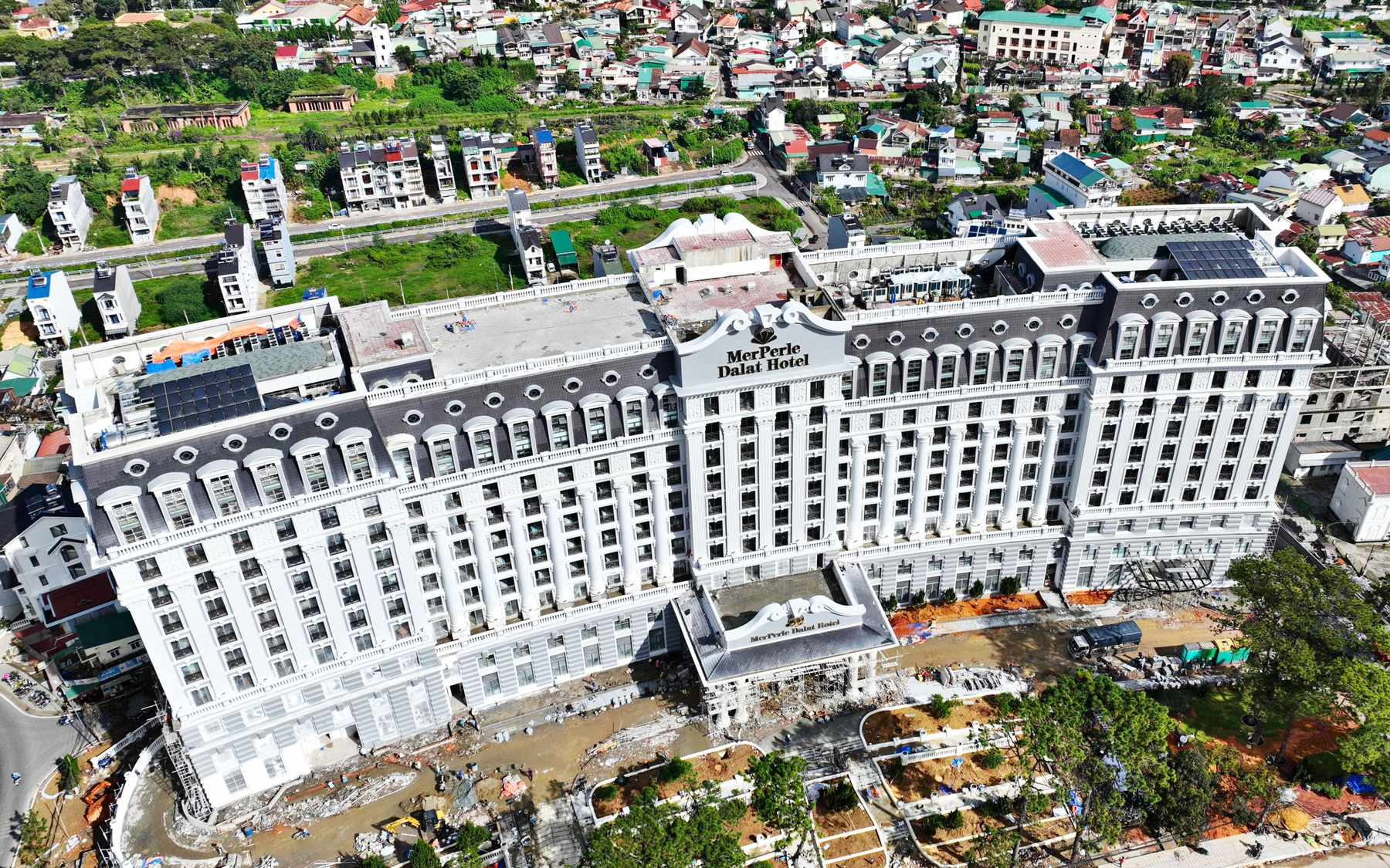 Học sinh đã không còn phải chui rào kẽm gai đến trường- Ảnh 3. Đốc thúc xử lý sai phạm tại khách sạn lớn nhất Đà Lạt