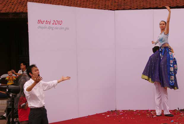 Khánh Văn Trần Nhật Minh (trái) trình diễn trên Sân thơ trẻ trong Ngày thơ Việt Nam năm 2010 tại Văn Miếu Quốc Tử Giám Hà Nội - Ảnh tư liệu