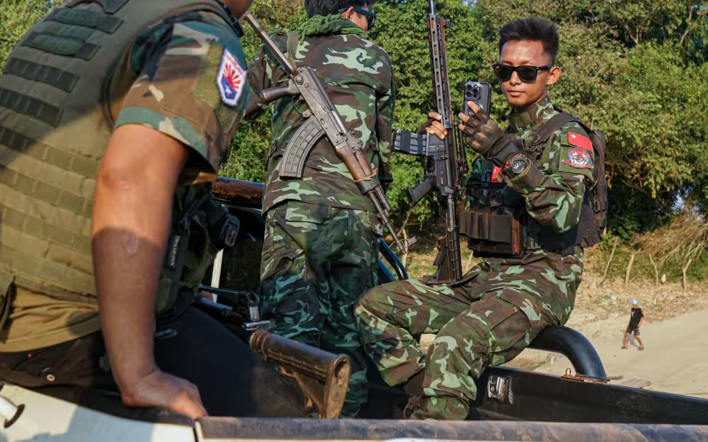 Myanmar bắt đầu huấn luyện quân sự cho lớp tân binh mới- Ảnh 2. Quan chức chính quyền quân sự Myanmar sơ tán khỏi thành phố quan trọng sát Thái Lan