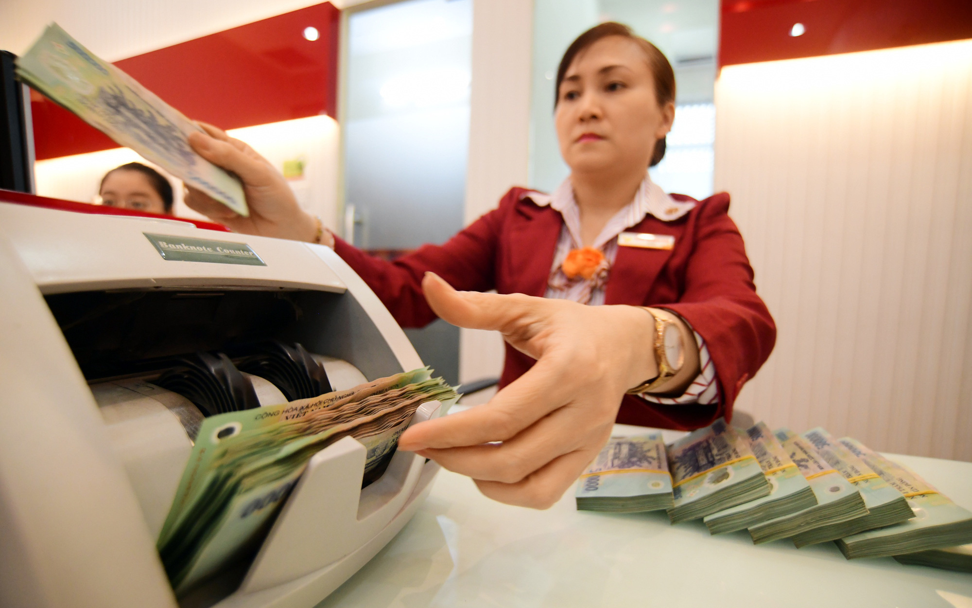 Dân bớt gửi tiền, ngân hàng 'rục rịch' tăng lãi suất cạnh tranh với vàng, chứng khoán...- Ảnh 2. Sợ nhất lãi suất 'quay đầu' tăng