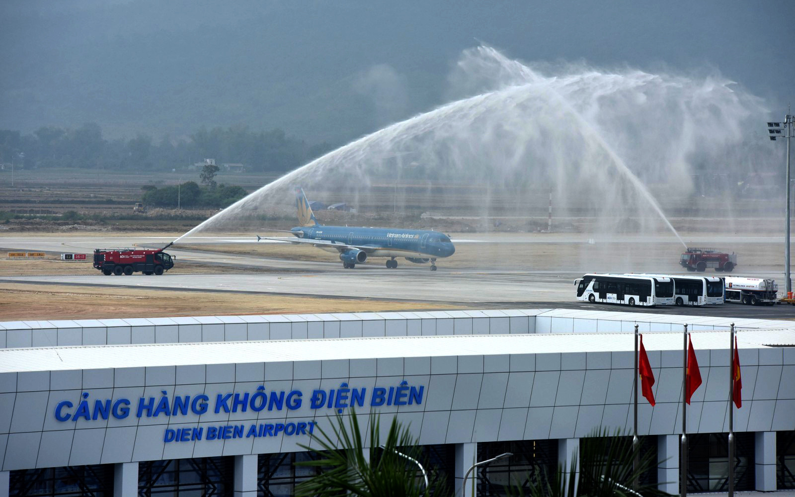Sân bay Điện Biên đã khai thác trở lại sau ba ngày thời tiết xấu- Ảnh 3. Sân bay Điện Biên vẫn ảnh hưởng sương mù, chưa tiếp nhận được máy bay
