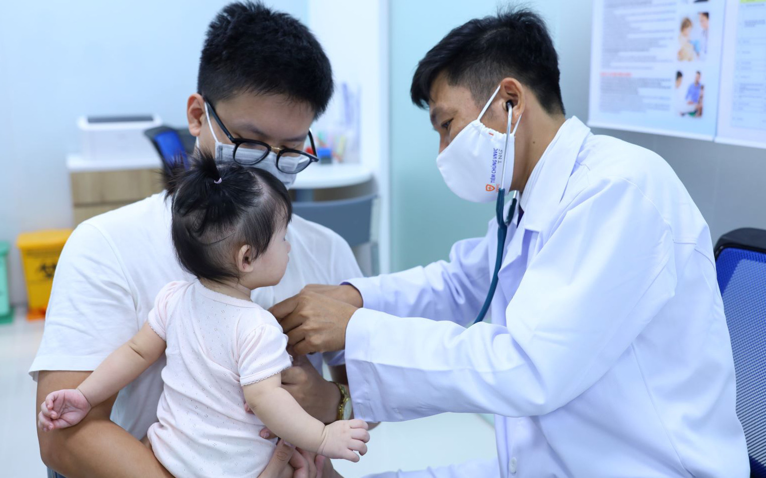 TP.HCM cảnh báo bệnh ho gà tăng, chủ yếu ở trẻ chưa tiêm vắc xin- Ảnh 2. Trẻ mắc bệnh ho gà gia tăng ở Hà Nội, dễ nhầm lẫn với cảm lạnh