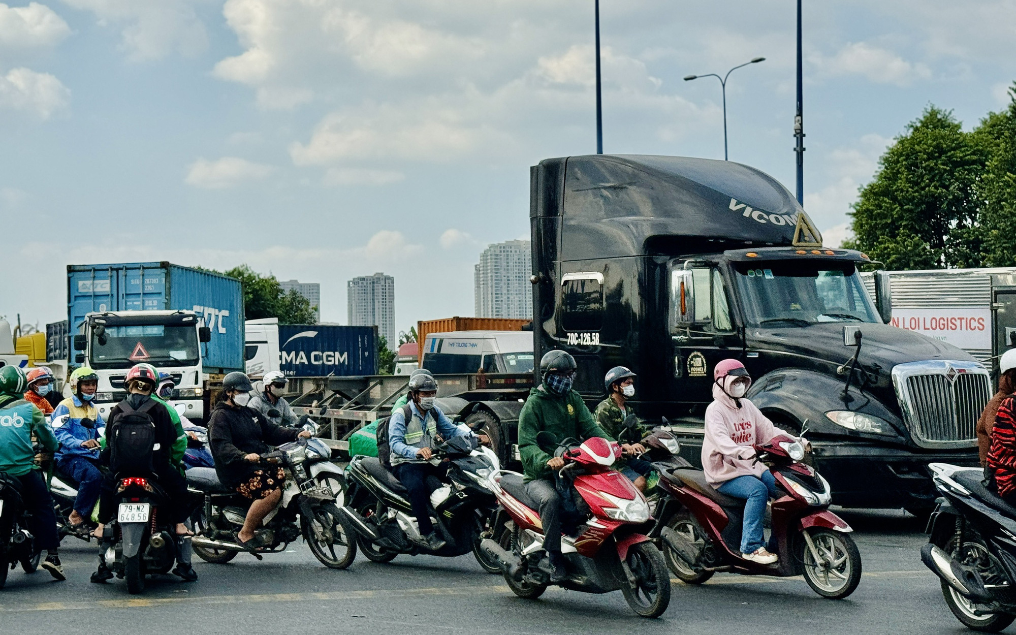 Kẹt cứng trên đường Tôn Đức Thắng đổ về quận 1, xe cộ 'lết' cả tiếng đồng hồ- Ảnh 8. Cảnh sát giao thông TP.HCM: Đề nghị định nghĩa ùn tắc là xe không thể di chuyển