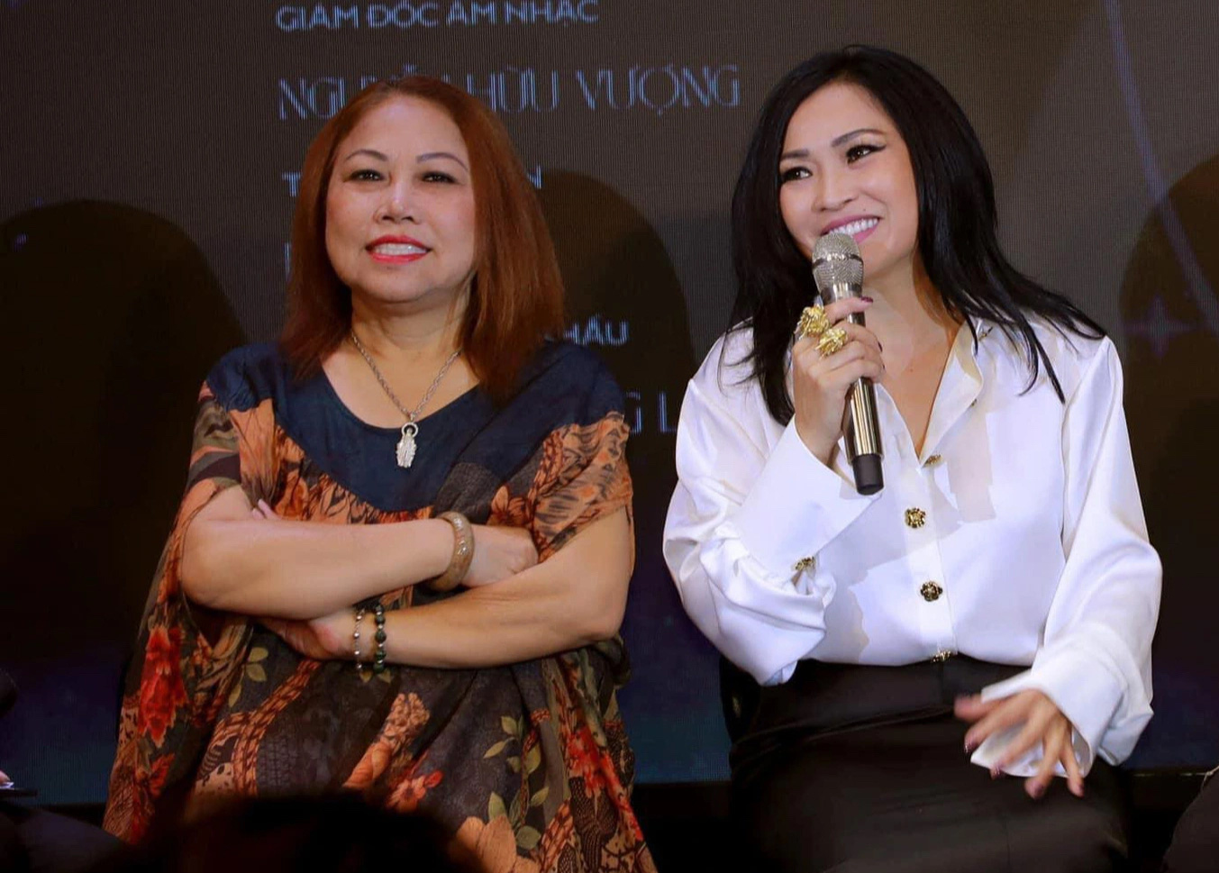 SiuBlack (sampul kiri) mendukung Phuong Thanh dalam menyelenggarakan malam musik - Foto: Facebook Karakter Siu Black (bên trái) ủng hộ Phương Thanh tổ chức đêm nhạc - Ảnh: Lý Võ Phú Hưng