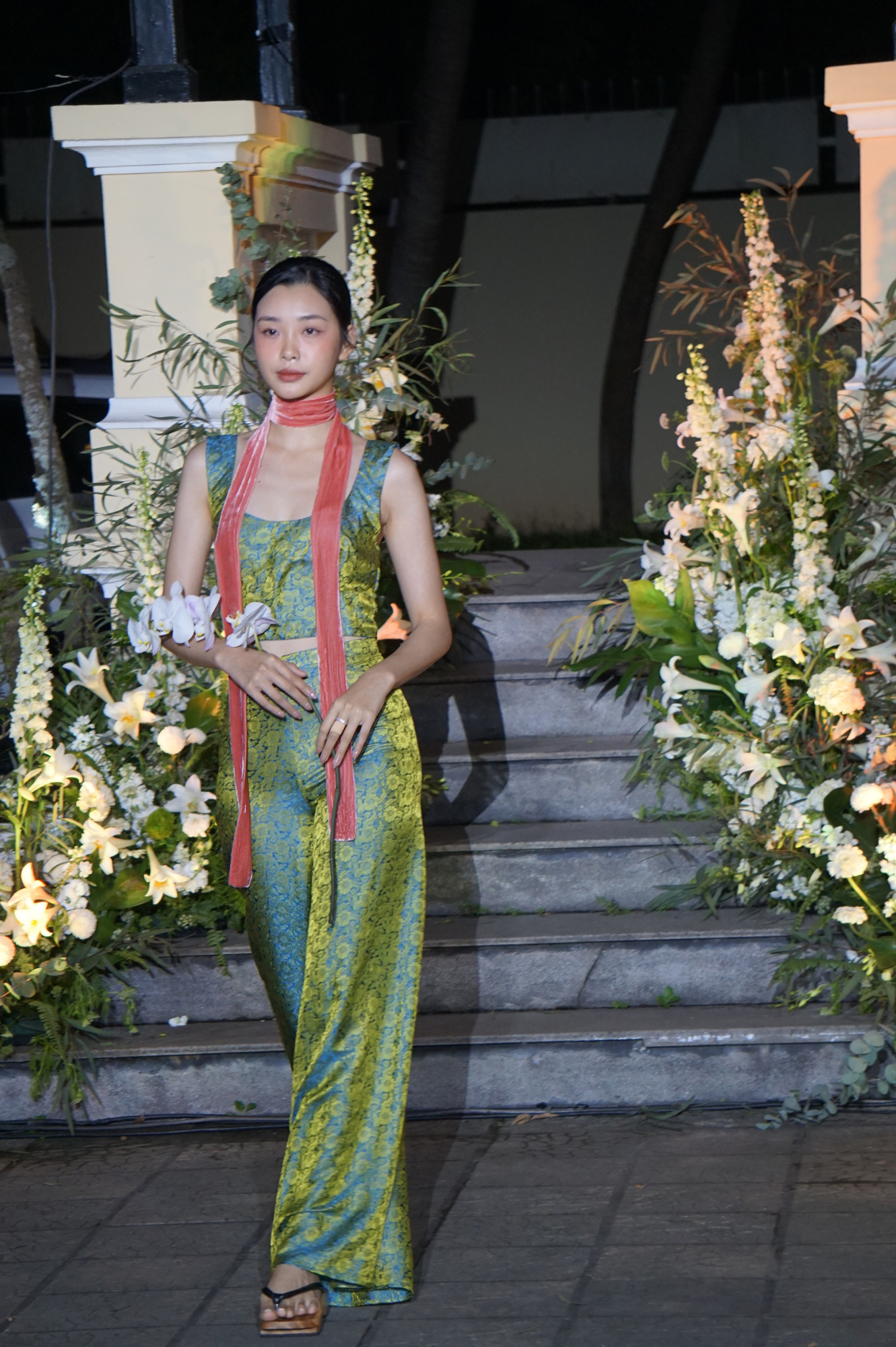 Và sự mềm mại của lụa Việt Nam Thời trang lấy cảm hứng từ Nam Phương hoàng hậu và vận động viên Dana Zátopková- Ảnh 3.