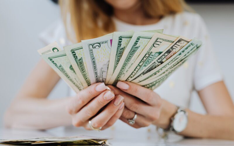 Dòng tiền vào chứng khoán ‘mất hút’, nhà đầu tư e dè điều gì?- Ảnh 3. Làm giàu bền vững từ tuổi 20: Ít ai khởi nghiệp bằng đầu tư chứng khoán