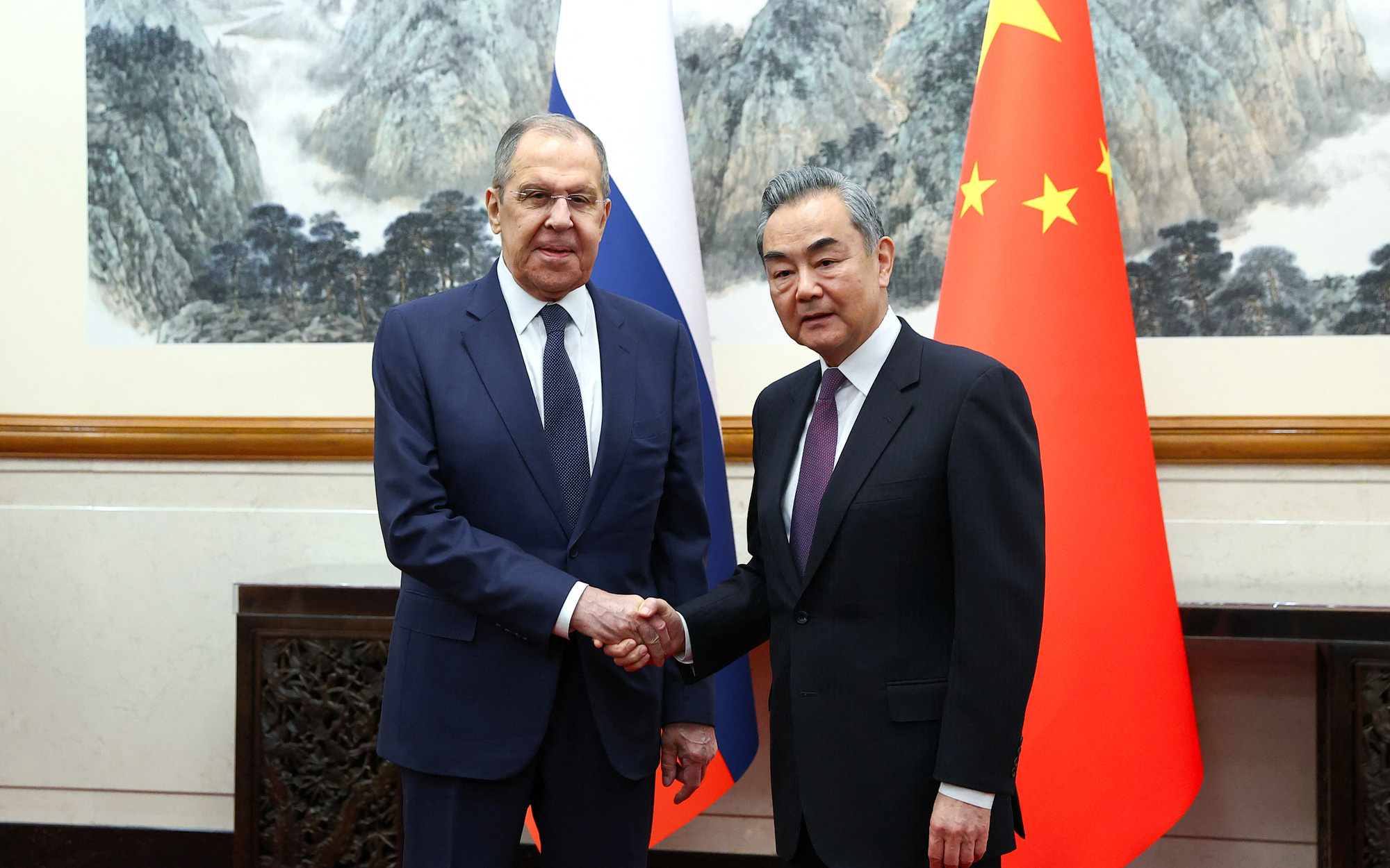 Nhật cảnh báo nếu Mỹ không giúp: Ukraine sẽ sụp đổ, Đông Á khủng hoảng mới- Ảnh 3. Ngoại trưởng Nga thăm Trung Quốc, bàn tình hình Ukraine
