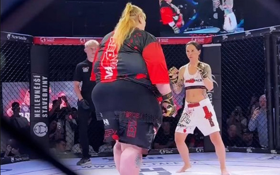 Nữ võ sĩ MMA thua trận vì quá… 'khổng lồ'