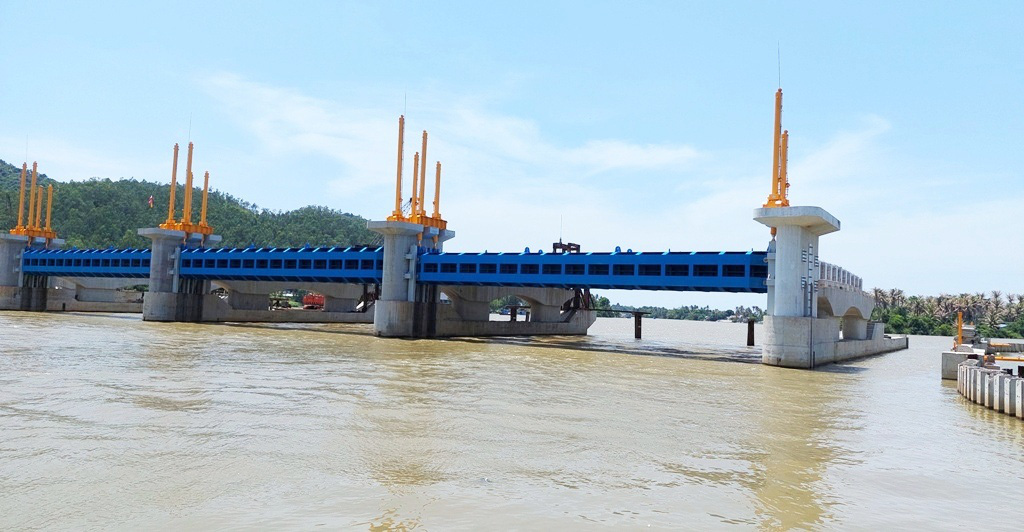 Dự án xây dựng đập ngăn mặn trên sông Cái Nha Trang có cầu vượt sông Cái kết nối với dự án BT đường vành đai 2 (do Công ty CP Tập đoàn Phúc Sơn làm chủ đầu tư) chưa biết khi nào hoàn thành - Ảnh: PHAN SÔNG NGÂN