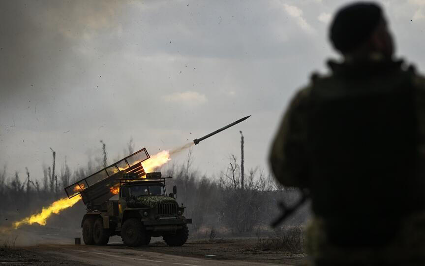 Thu được vũ khí hạng nặng của phương Tây ở Ukraine, Nga đem về Matxcơva trưng bày cho dân coi- Ảnh 9. Nga tấn công